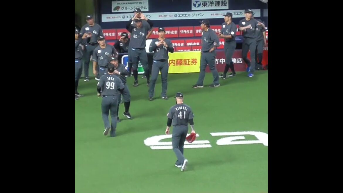 ダラス・カイケル Dallas Keuchel　得点を許さず悠々とベンチへ戻る　#千葉ロッテマリーンズ