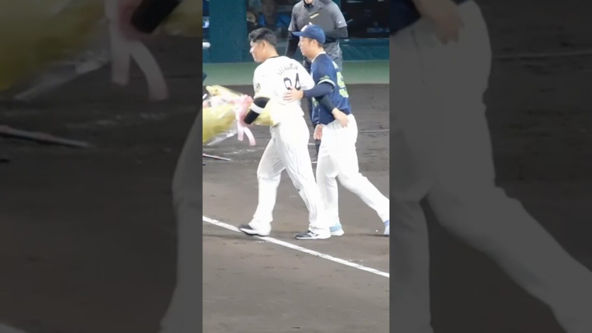 【青柳も一緒に】ヤクルト側ベンチで1人で見守っていた青柳晃洋を呼び寄せる原口文仁