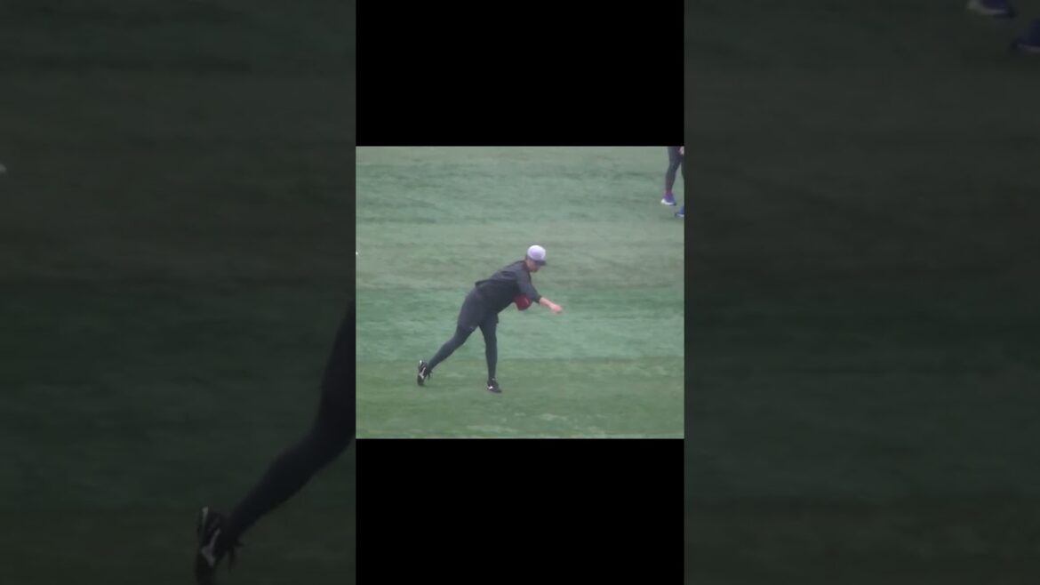 キャッチボールをする堀田賢慎（横浜DeNAベイスターズ 対 読売ジャイアンツ 2024年9月25日）　#堀田賢慎　#巨人練習　#キャッチボール