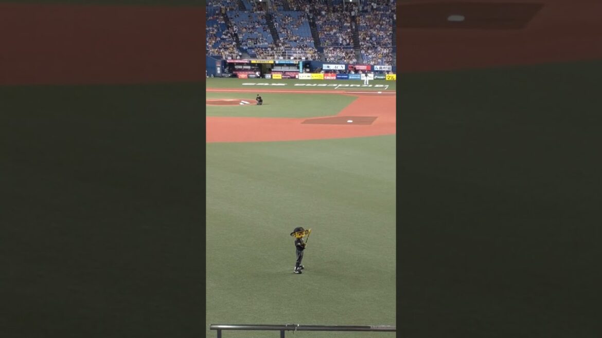 小幡竜平ではなく小幡のお兄さんのモノマネをするトラッキー（ブラックユニ）