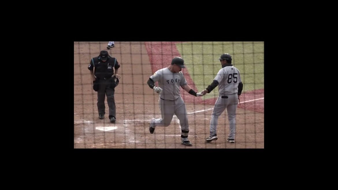 Yomiuri-Giants: 阿部監督と猛特訓のリチャード選手、左手一本でHR! #shorts 阿部監督と猛特訓のリチャード選手、左手一本でHR! #shorts