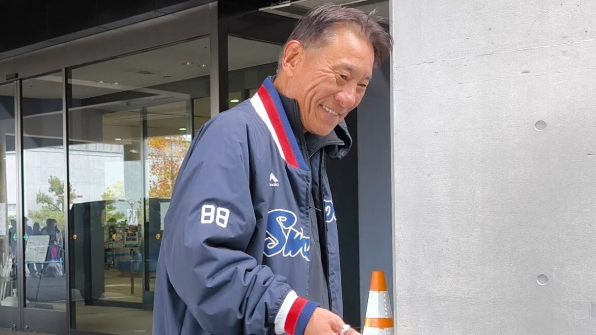 池山隆寛監督(ブンブン丸)が登場！2025年東京ヤクルトスワローズ秋季キャンプ 坊っちゃんスタジアム、屋内運動場 11/13松山中央公園