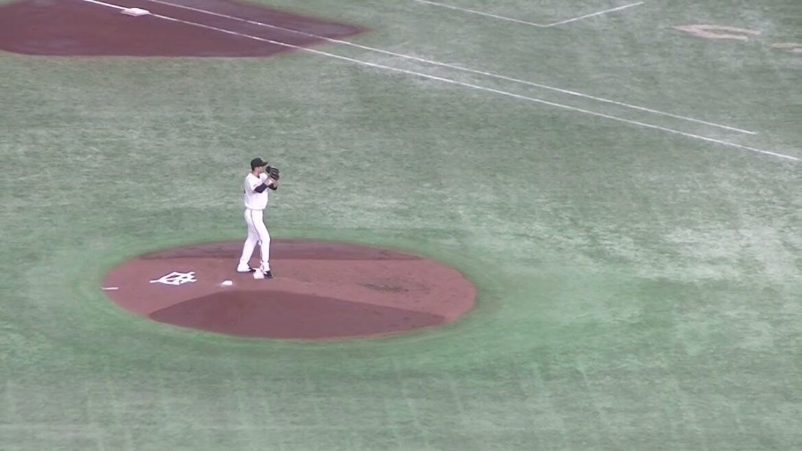 アドゥワ誠をセカンド吉川尚輝ゴロに打ち取る戸郷翔征【読売ジャイアンツ対 広島東洋カープ  2024年8月22日】