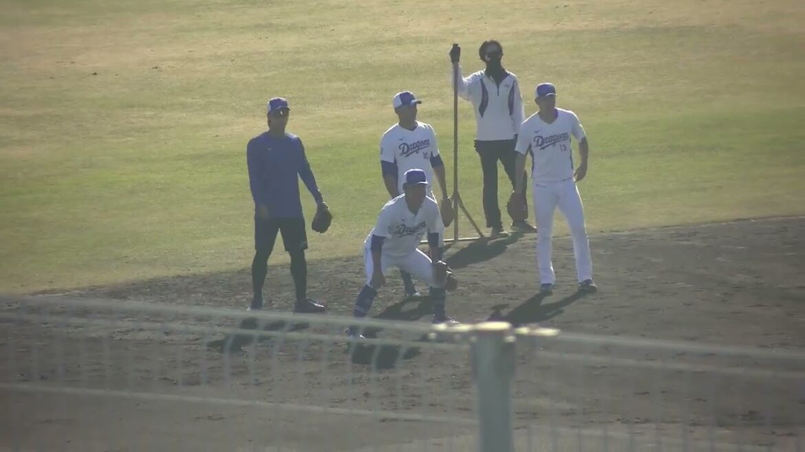 【中日ドラゴンズ 秋季キャンプ 2025】 根尾昂投手・橋本侑樹投手・津田啓史選手・山浅龍之介選手がショートの位置でノックを受ける 2025/11/15 ナゴヤ球場