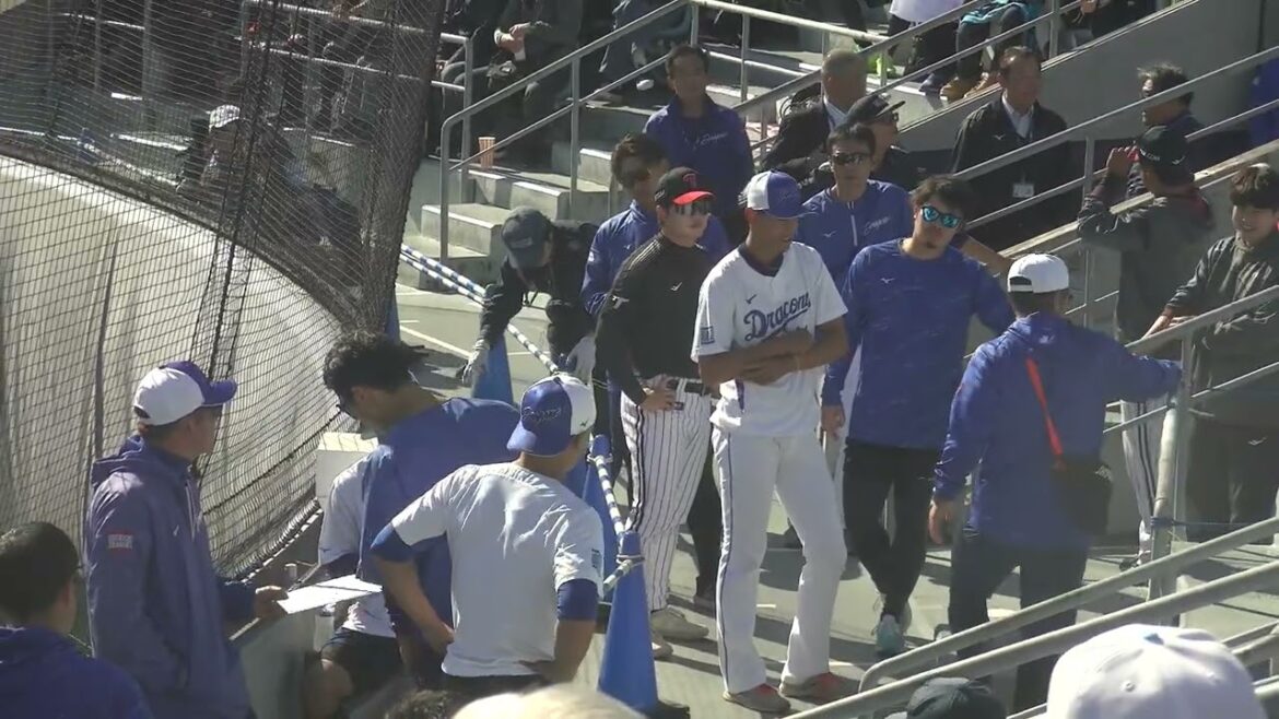 【中日ドラゴンズ 秋季キャンプ 2025】 根尾昂投手・有馬惠叶投手・土田龍空選手・ 森駿太選手・津田啓史選手・森博人投手が階段トレーニング前に説明を受ける様子 2025/11/15 ナゴヤ球場