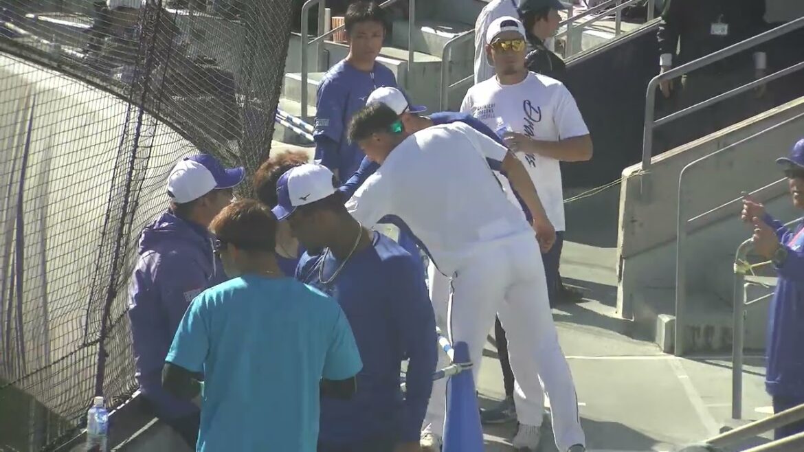 【中日ドラゴンズ 秋季キャンプ 2025】 細川成也選手・ブライト健太選手・橋本侑樹投手 ・梅野雄吾投手・勝野昌慶投手・福元悠真選手が階段トレーニング前に説明を受ける 2025/11/15 ナゴヤ球場