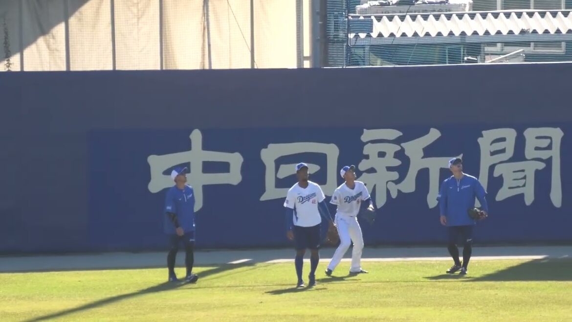 【中日ドラゴンズ 秋季キャンプ 2025】 有馬惠叶投手・細川成也選手・ブライト健太選手・福元悠真選手が外野でフライ捕球中心のノックを受ける 2025/11/15 ナゴヤ球場