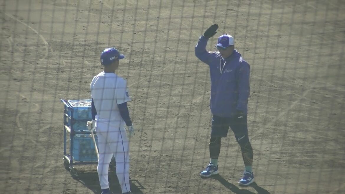 【中日ドラゴンズ 秋季キャンプ 2025】 石橋康太選手 コーチからバットの軌道?について入念な指導を受ける 2025/11/15 ナゴヤ球場