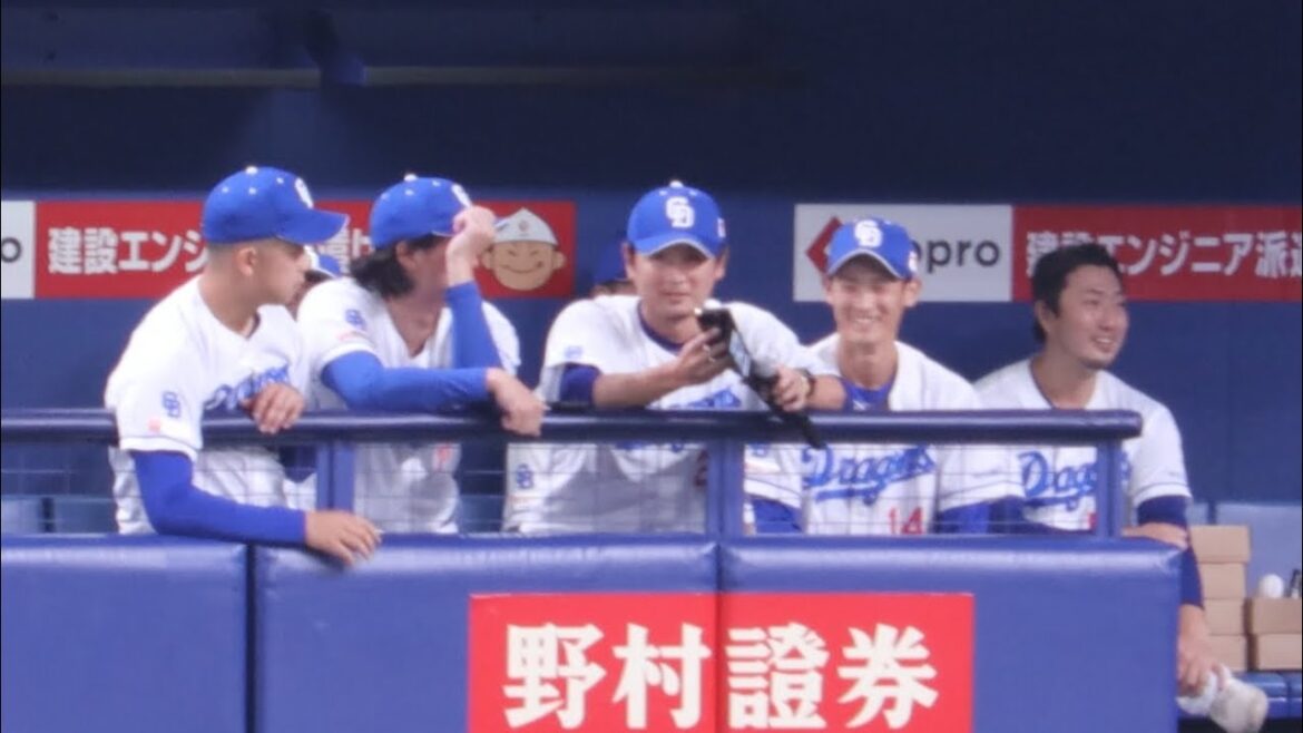 涌井秀章 ピッチャー高橋周平の投球練習中に、登場曲である「幾億光年」を自分のスマホから流す!(2025/11/22) 涌井秀章 ピッチャー高橋周平の投球練習中に、登場曲である「幾億光年」を自分のスマホから流す!(2025/11/22)