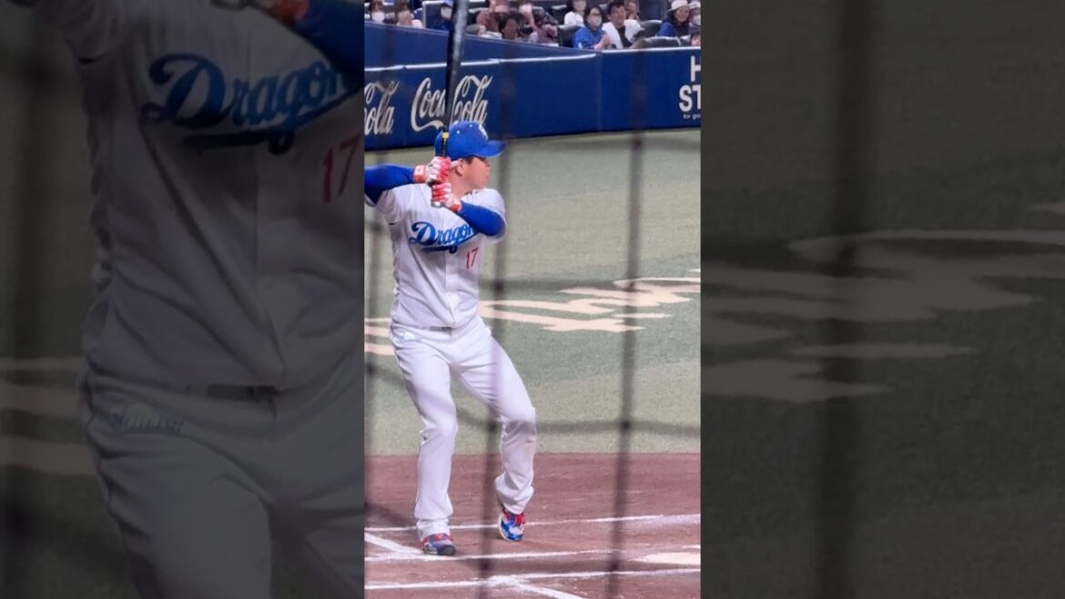 中田翔のモノマネで打席に立つ柳裕也(中日ドラゴンズファンフェスタ2025)