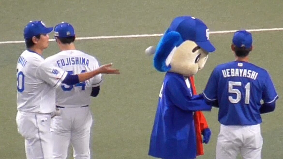 ドアラ　涌井さんにボールをぶつけられ  福田幸之助の首を絞める　中日ドラゴンズファンフェスタ　2025/11/22