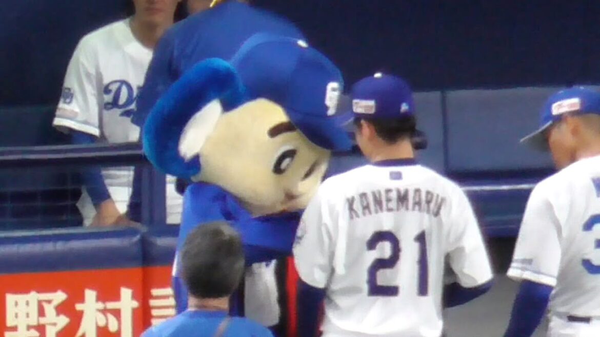 ドアラ　金丸夢斗が着ている新ユニフォームに興味津々　中日ドラゴンズファンフェスタ　2025/11/22