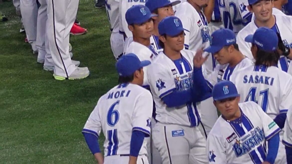 【BAY BLUE YOKOHAMA】一人だけ「I LOVE YOKOHAMA」をやる森敬斗、マスコットの今日の活躍にグッドサインを贈る筒香(2025.11.23/ファンフェス2025）