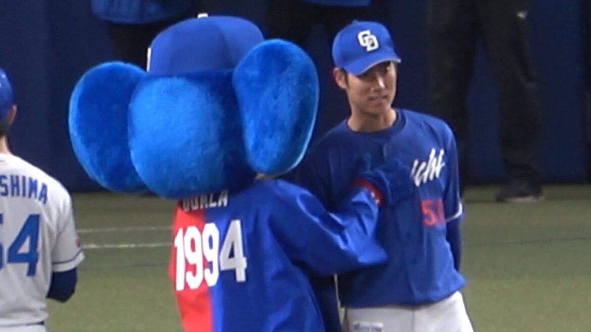 上林と話し込むドアラ、そこにちょっかいを出しに来た涌井