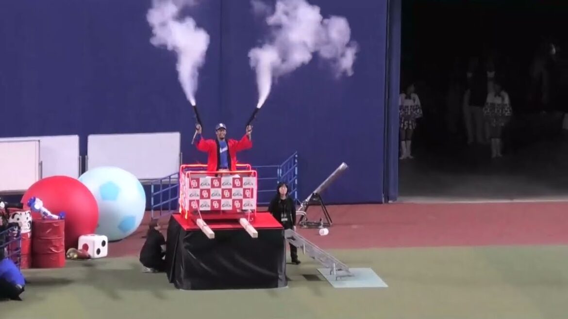 オープニングで銃を乱射する#藤嶋健人 投手と#ブライト健太 選手　中日ドラゴンズファンフェスタ2025