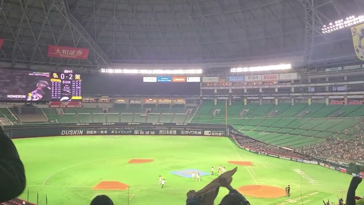 柳田のホームランで盛り上がるホークスファンの様子