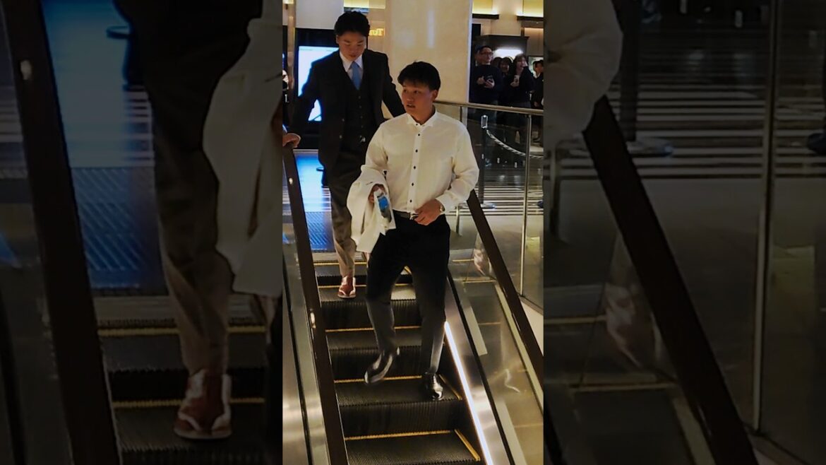 会場入りをする森下翔太選手と村上頌樹投手。NPBアワード2025 #阪神タイガース #森下翔太 #村上頌樹 #npbアワード 会場入りをする森下翔太選手と村上頌樹投手。NPBアワード2025 #阪神タイガース #森下翔太 #村上頌樹 #npbアワード