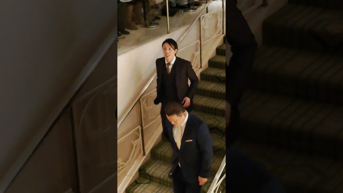 階段から急いで会場入りをする周東佑京選手。NPBアワード2025 #ソフトバンクホークス #周東佑京 #NPBアワード