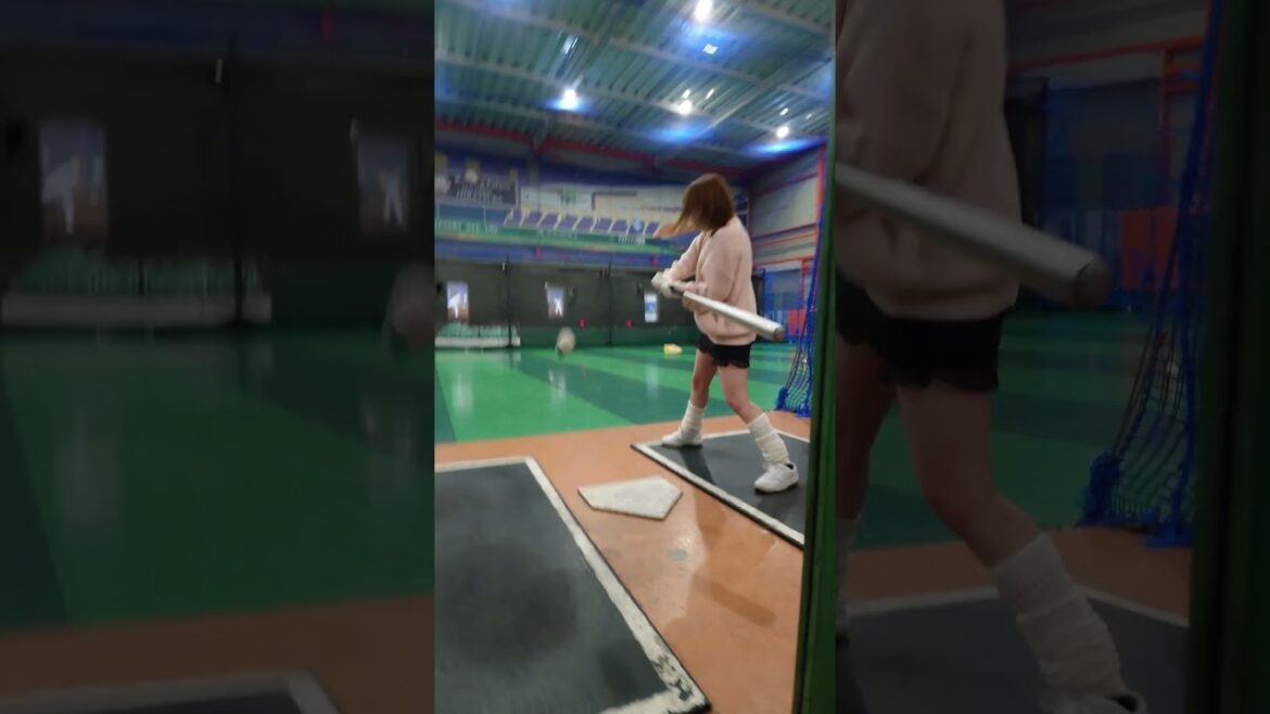 得体の知れないボールが飛んできた！ #野球女子 #野球 #バッティング