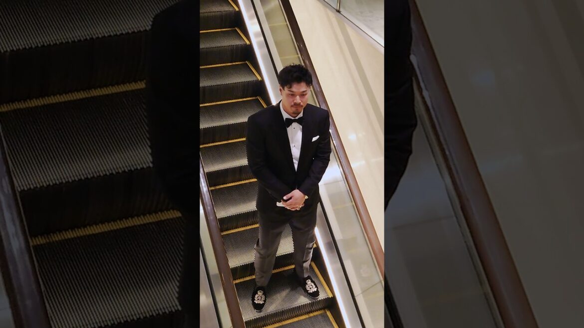 会場入りの動線を間違える佐藤輝明選手。 NPBアワード2025 #阪神タイガース #佐藤輝明