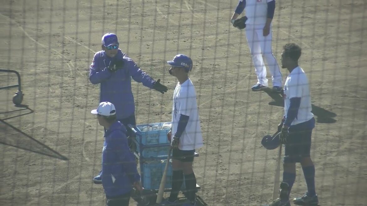 【中日ドラゴンズ 秋季キャンプ 2025】 ブライト健太選手 コーチから指導を受ける 土田龍空選手は待機中 2025/11/15 ナゴヤ球場