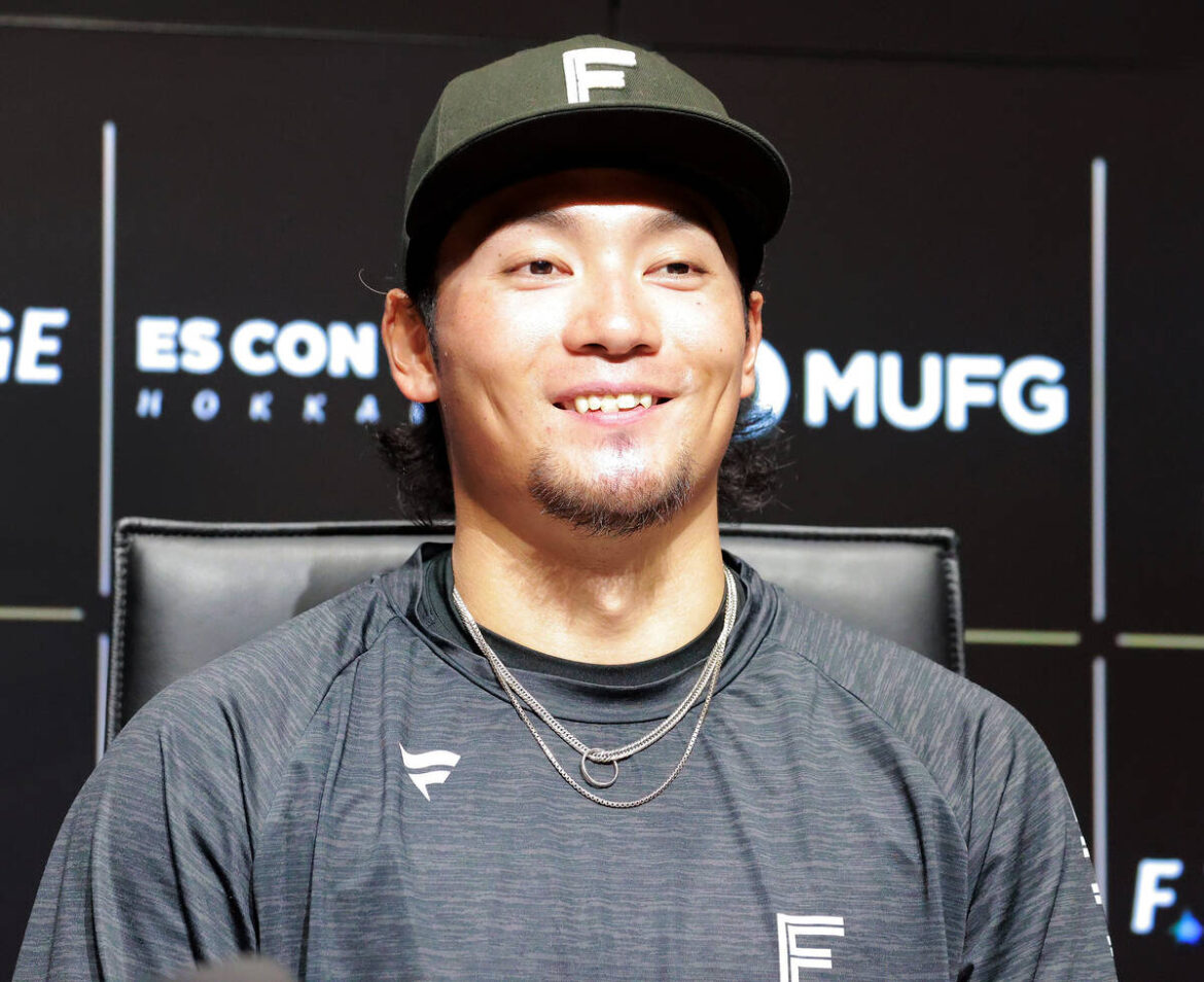 沢村賞を受賞した日本ハム・伊藤大海は会見で笑顔を見せる