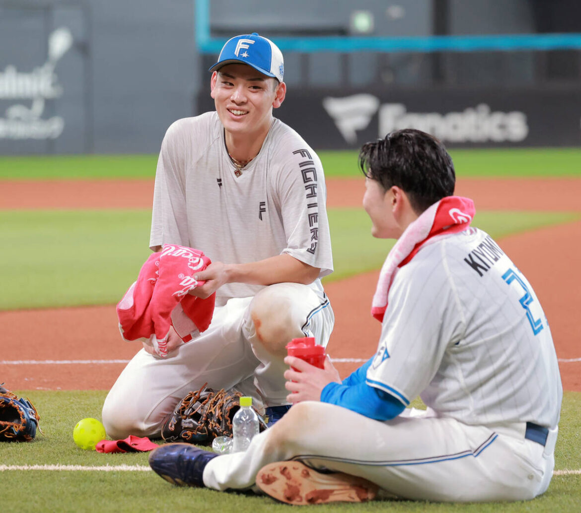 Kiyomiya Yuki (right) and Nomura sit down after finishing their special defense practice.