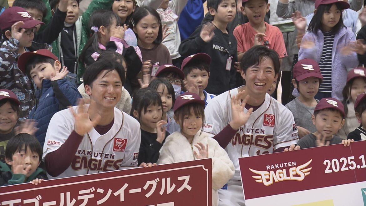 楽天“ドラ1コンビ”が青森市の小学校へ!　宗山塁 選手と荘司康誠 投手が子どもたち約70人を前にプロの技を披露　「野球選手ですから、手の力は強いですよね?」子どもからの“かわいい質問”に笑顔も（ＡＴＶ青森テレビ） - Yahoo!ニュース