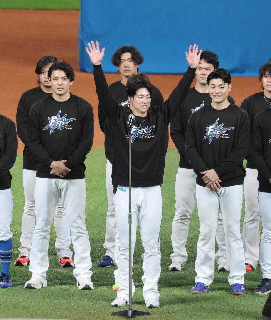 オープニングセレモニーであいさつする松本剛選手会長（カメラ・池内　雅彦）