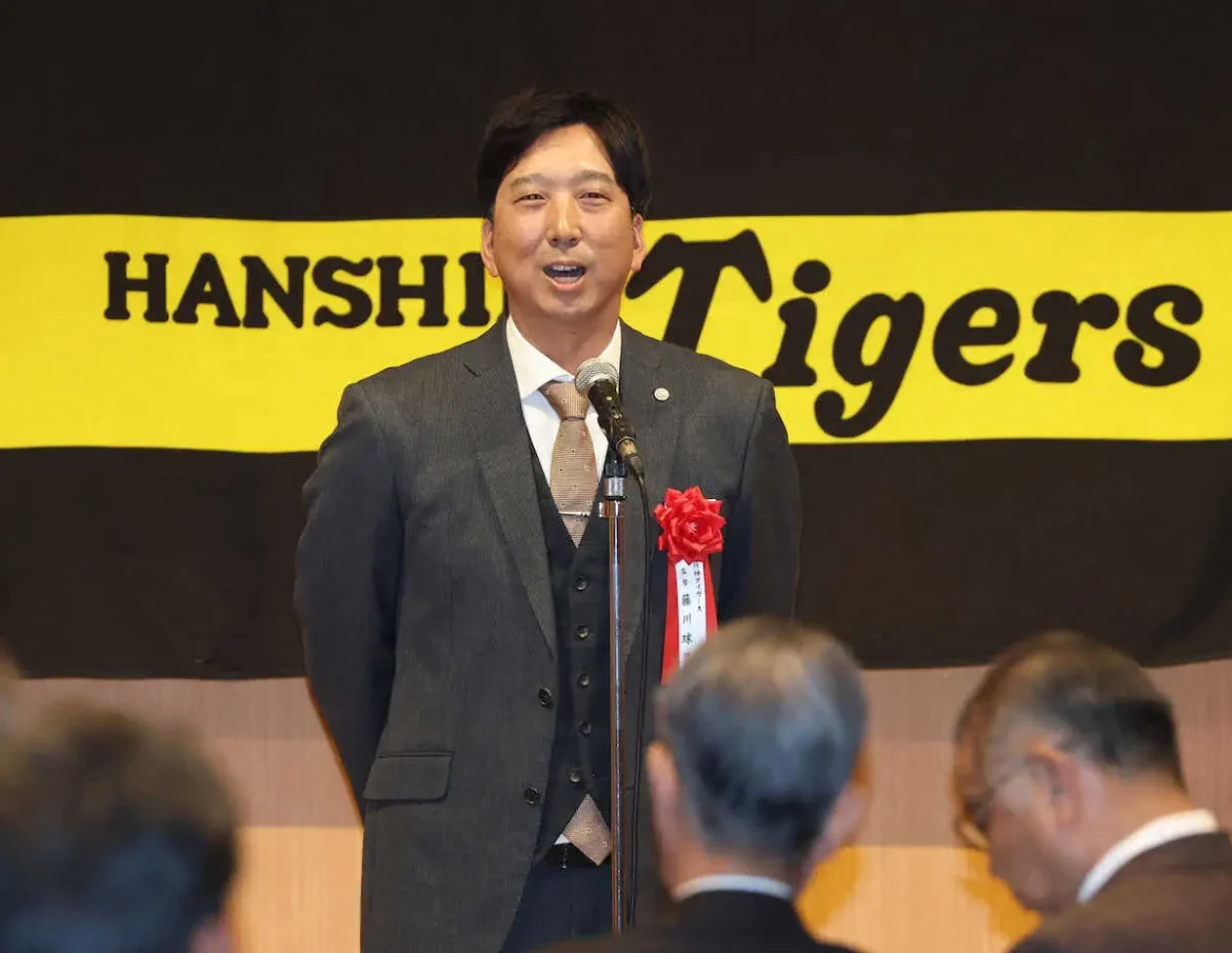 阪神・藤川監督、OB会であいさつし、岡田前監督らOBに感謝を示す「先輩方の評論がヒントになる」 - スポニチ Sponichi Annex 野球
