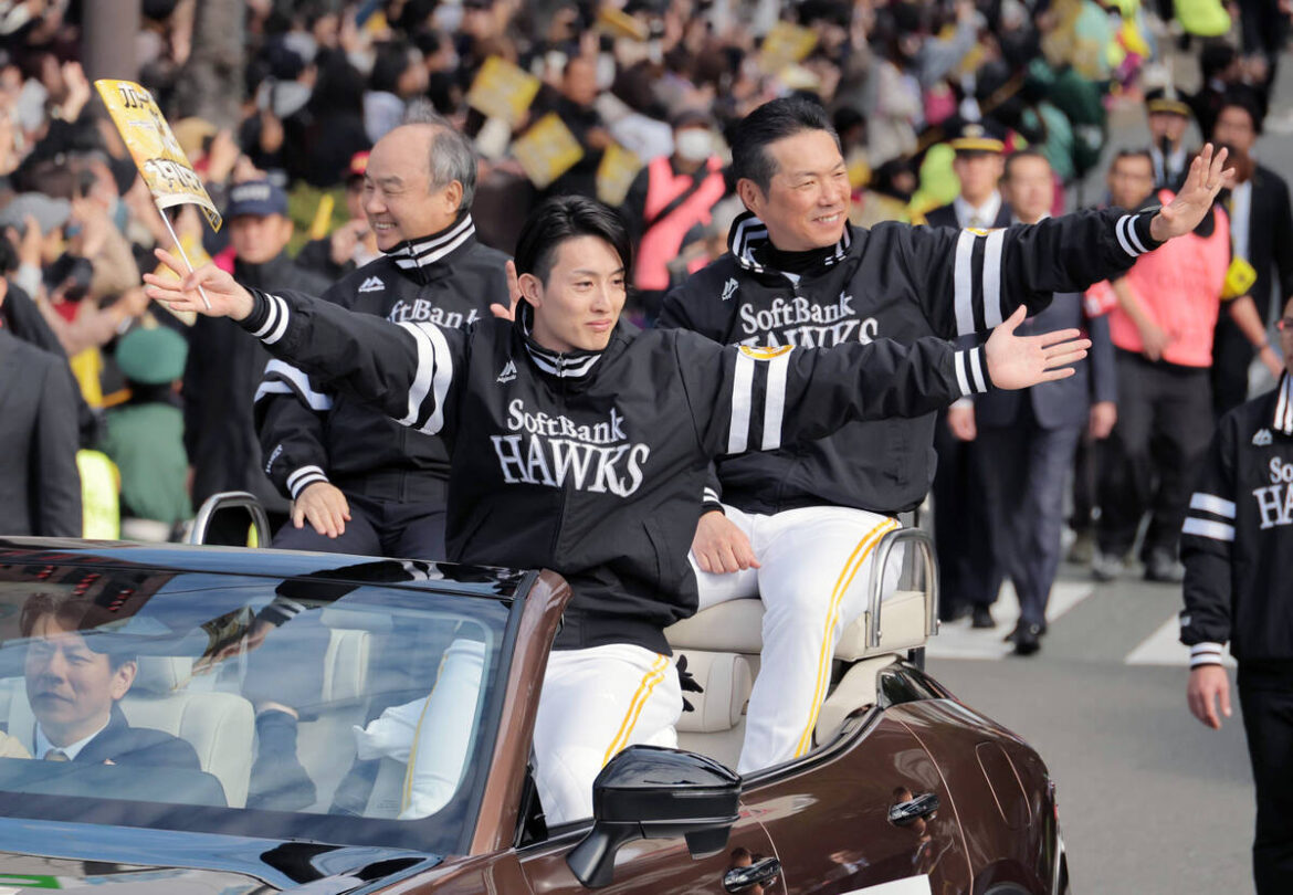 優勝祝賀パレードで、沿道に集まったファンに手を振る（左から）周東佑京、孫正義オーナー、小久保裕紀監督（カメラ・朝田　秀司）