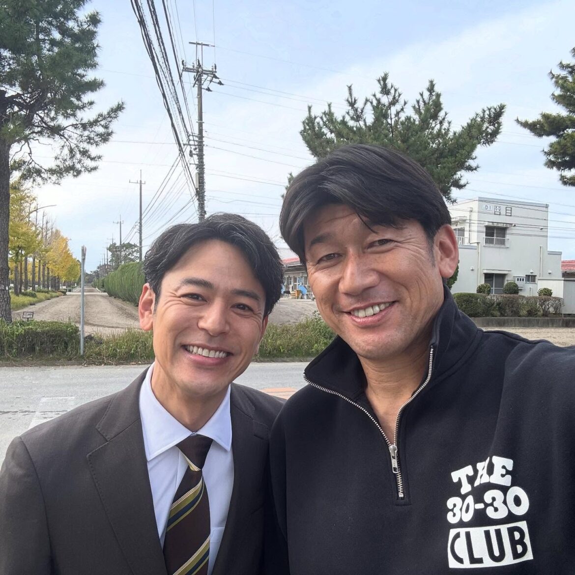 「なんて豪華なツーショット」DeNA三浦前監督が大俳優と遭遇 | 話題の投稿 | スポーツブル (スポブル)