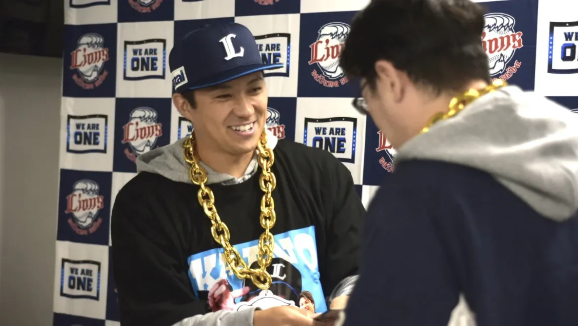 グッズお渡し会でファンにビッグチェーンネックレスとカードを渡した糸川亮太投手【写真：著者撮影】