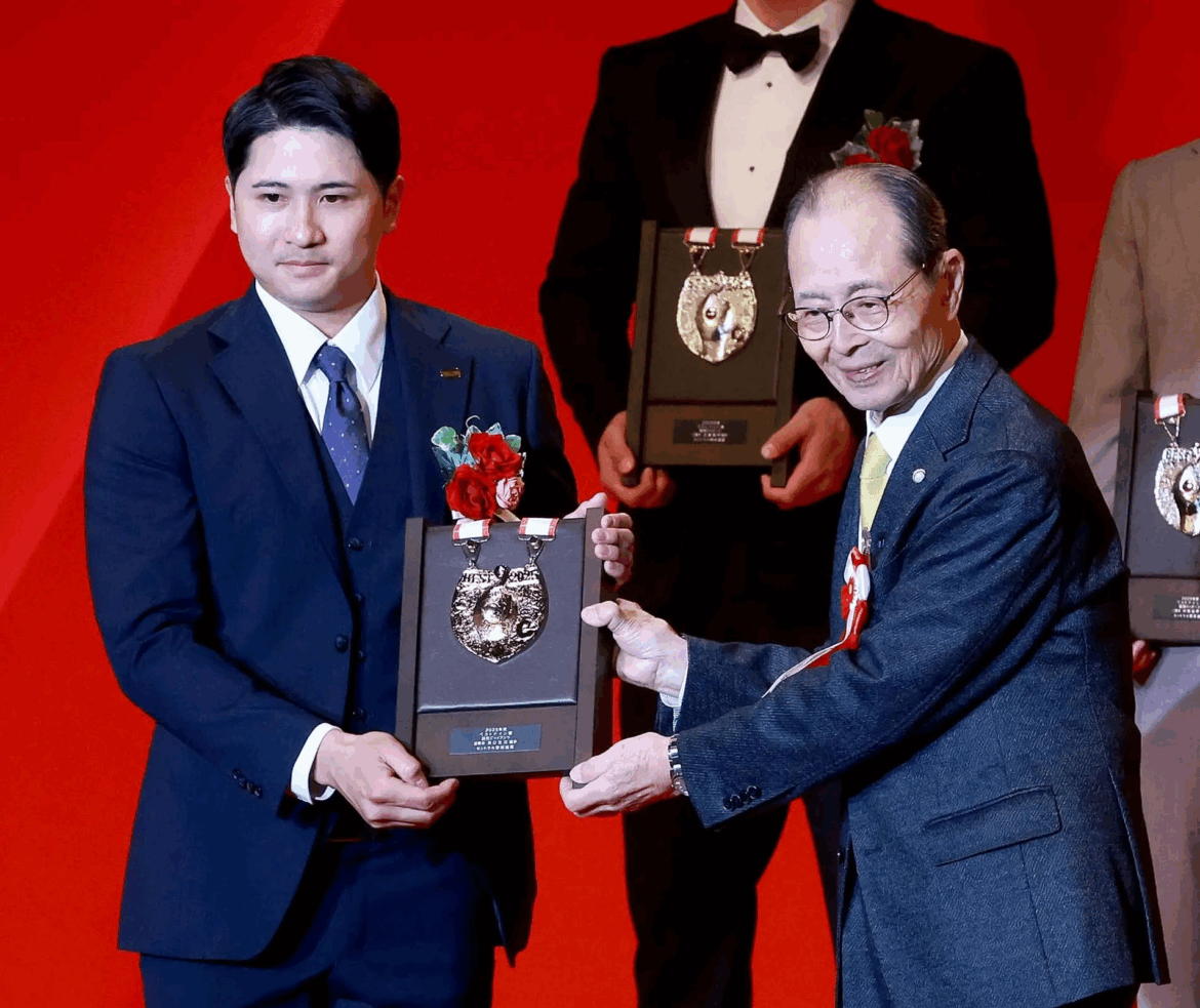 壇上で笑顔を見せる大勢投手