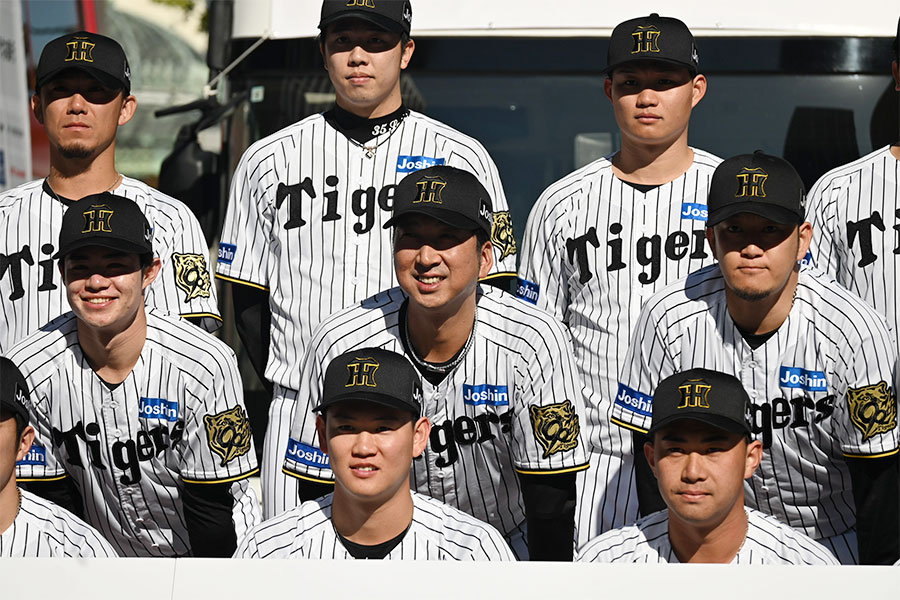 「阪神タイガース」藤川球児監督（中央、11月22日 Lmaga.jp撮影）