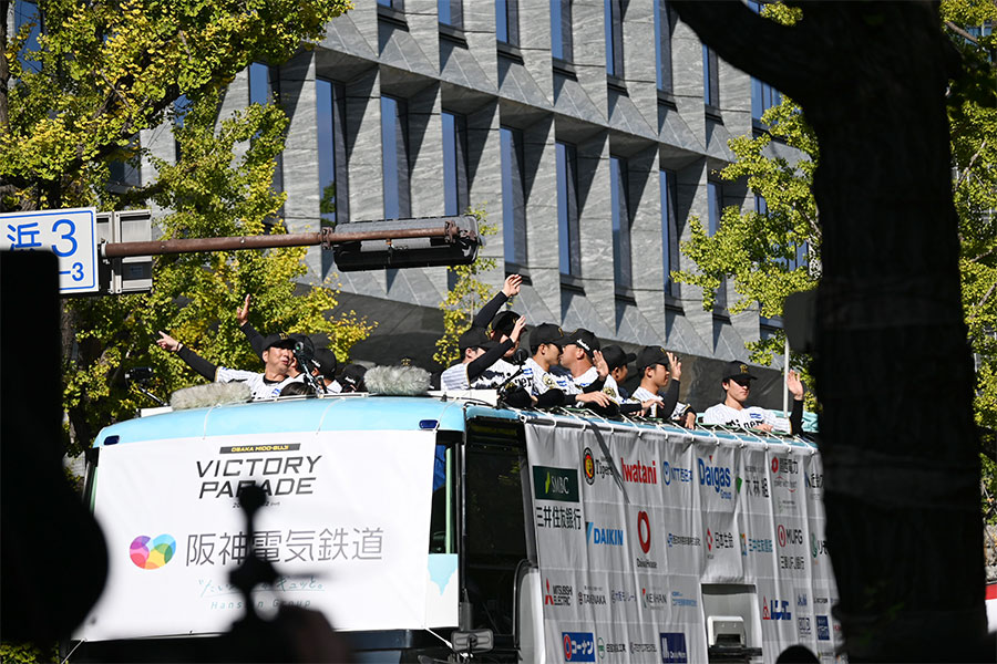 「阪神タイガースの優勝パレード2025」の様子（11月22日 Lmaga.jp撮影）