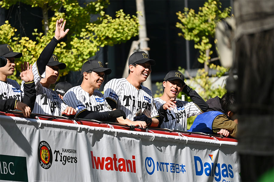 「阪神タイガースの優勝パレード2025」の様子（11月22日 Lmaga.jp撮影）