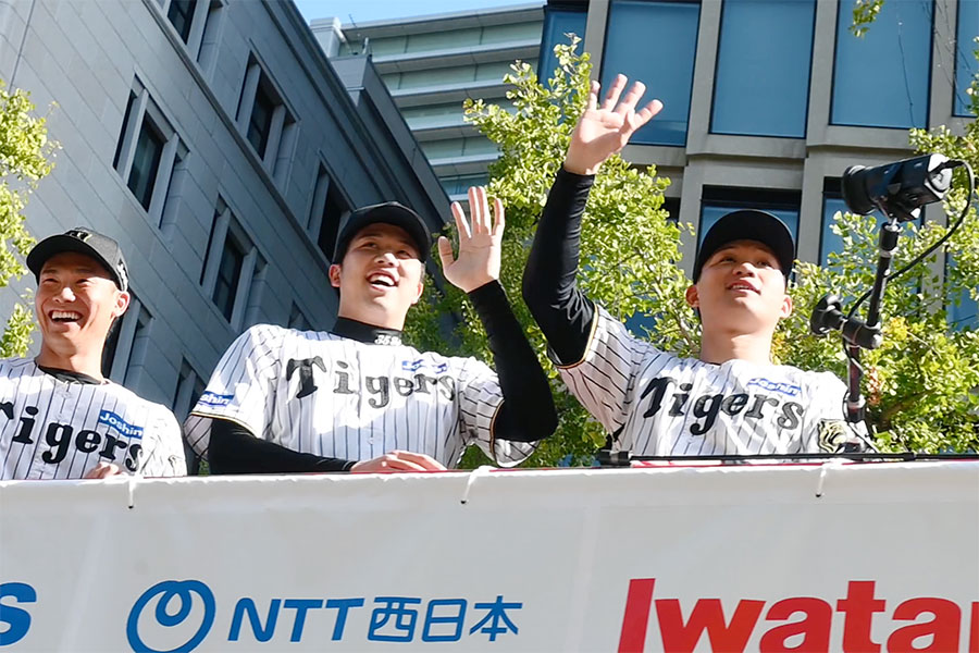 パレードで笑顔をみせる森下翔太ら（11月22日 Lmaga.jp撮影）