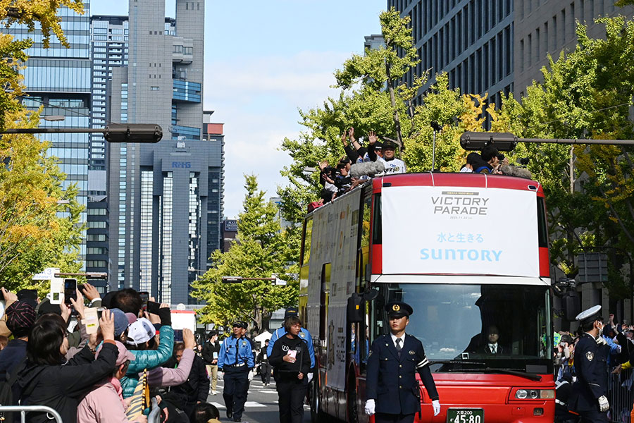 「阪神タイガースの優勝パレード2025」の様子（11月22日 Lmaga.jp撮影）
