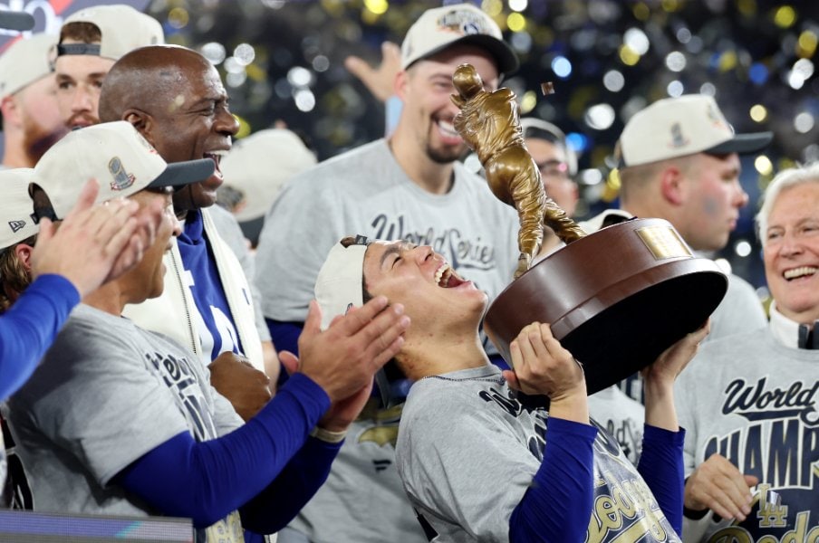 ワールドシリーズMVP山本由伸「衝撃の235球」古巣の仲間たちはどう見た？「（オリックスなら）投げさせない」「ずっと優勝…チームの空気感を作る天才」＜Number Web＞ photograph by Getty Images