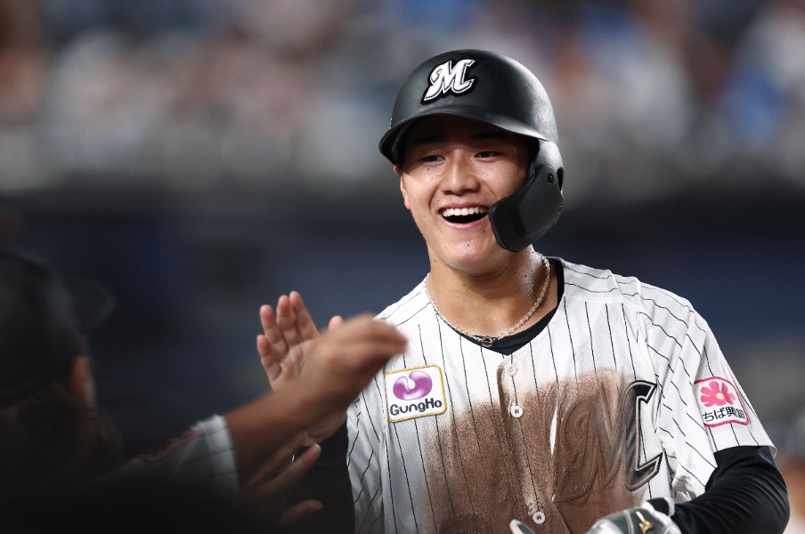 〈新人王〉ロッテ西川史礁「本当に濃すぎた」激動の1年を支えた“思考”と“結婚”「もっと上に行きたい」阪神・森下翔太に学んだ一流の極意とは…<Number Web> photograph by JIJI PRESS