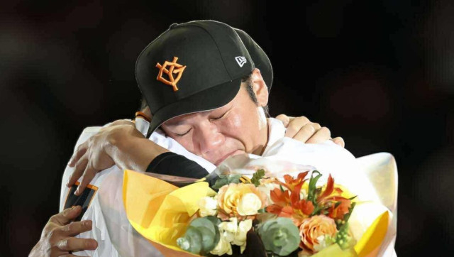 「こんな坂本初めて見た…」長野久義引退セレモニーで坂本勇人が感動の花束贈呈　“サカチョー”名シーンにファンも涙