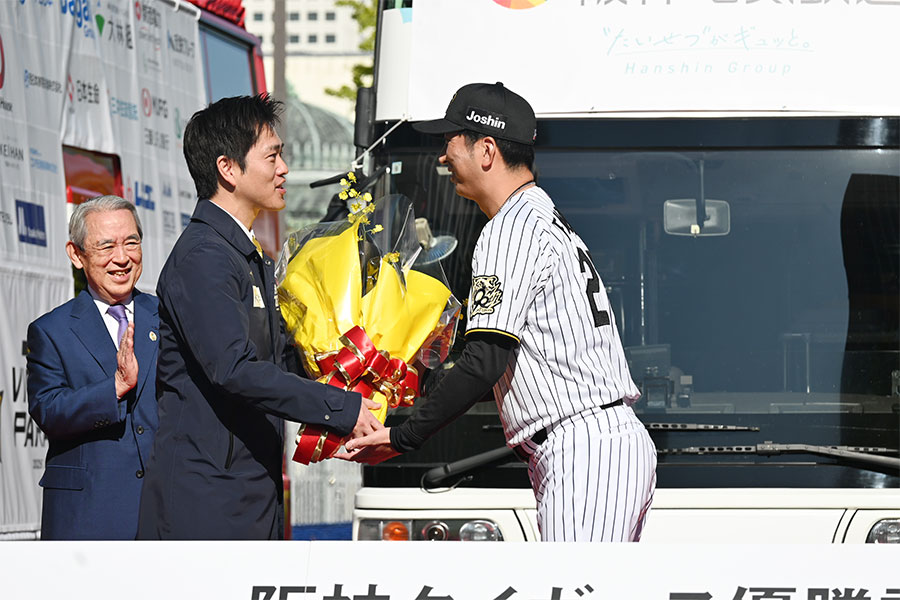 吉村洋文大阪府知事から花束をもらう「阪神タイガース」藤川球児監督（11月22日 Lmaga.jp撮影）