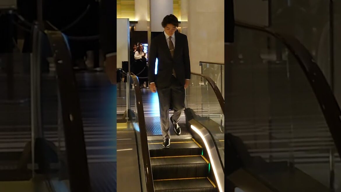 会場入りをする松本裕樹投手。NPBアワード2025 #ソフトバンクホークス #松本裕樹 #npbアワード