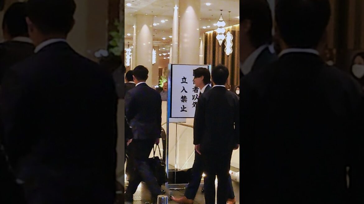 会場を後にしようとしたが戻る若月健矢選手と中川圭太選手。NPBアワード2025 #オリックスバファローズ #若月健矢 #中川圭太 #npbアワード