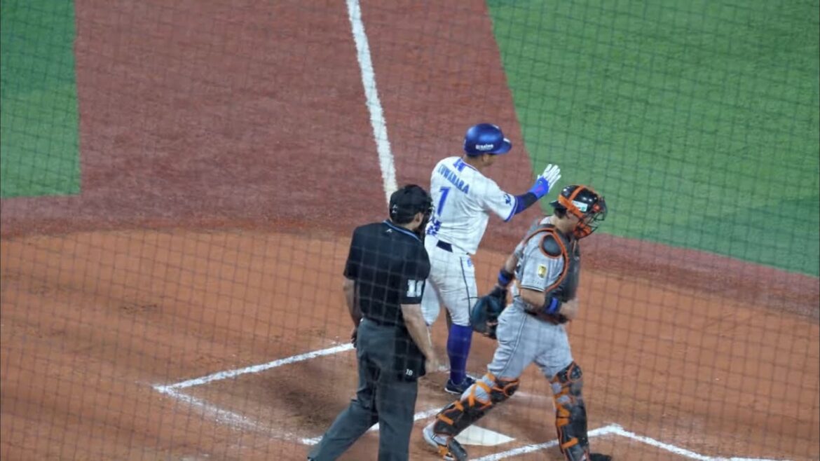 【CS1st/ガッツマン】田中瑛斗からデッドボールを受けるも紳士的な対応をする桑原(2025.10.12/横浜スタジアム）