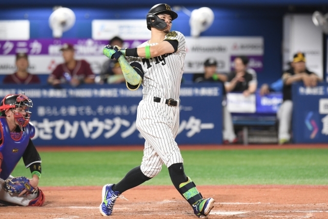 圧倒的な成績でセ・リーグ二冠王の阪神・佐藤輝明 ホームラン24本増、開眼の秘訣を明かす「今までは、軸足に残ったまま…」(THE DIGEST)|dメニューニュース(NTTドコモ) 圧倒的な成績でセ・リーグ二冠王の阪神・佐藤輝明 ホームラン24本増、開眼の秘訣を明かす「今までは、軸足に残ったまま…」