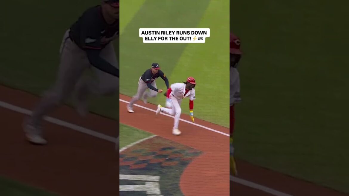 Austin Riley CHASES down Elly De La Cruz 😱 #reds #braves #mlb #baseball Austin Riley CHASES down Elly De La Cruz 😱 #reds #braves #mlb #baseball