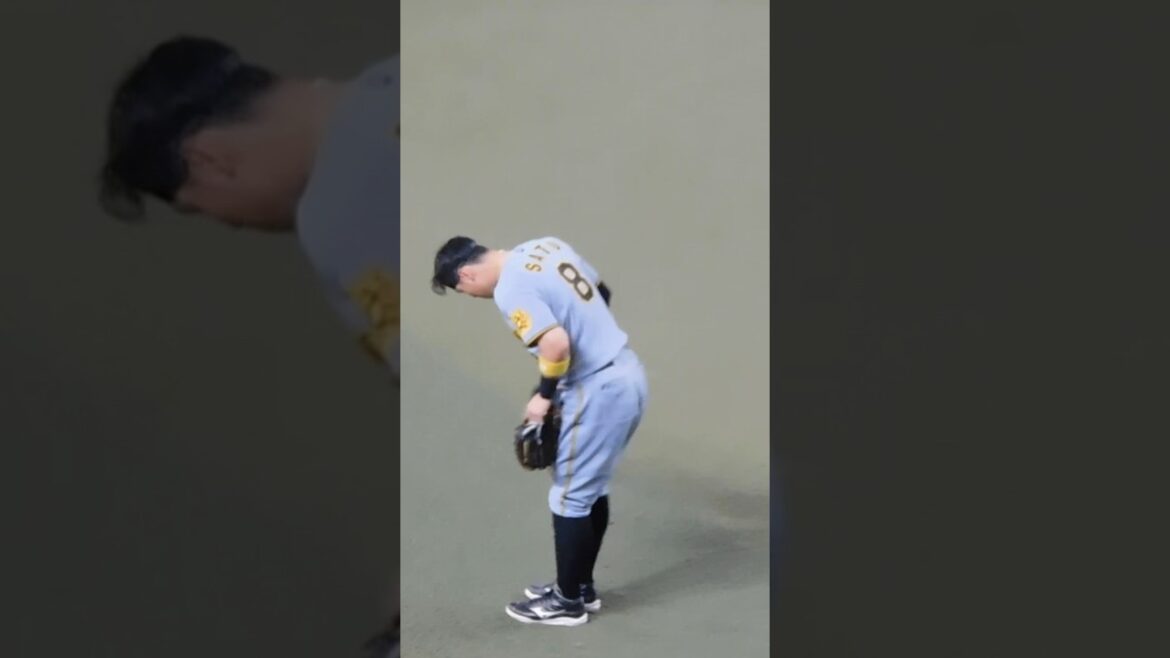 起死回生の同点タイムリーを放ちファンの歓声に応える佐藤輝明