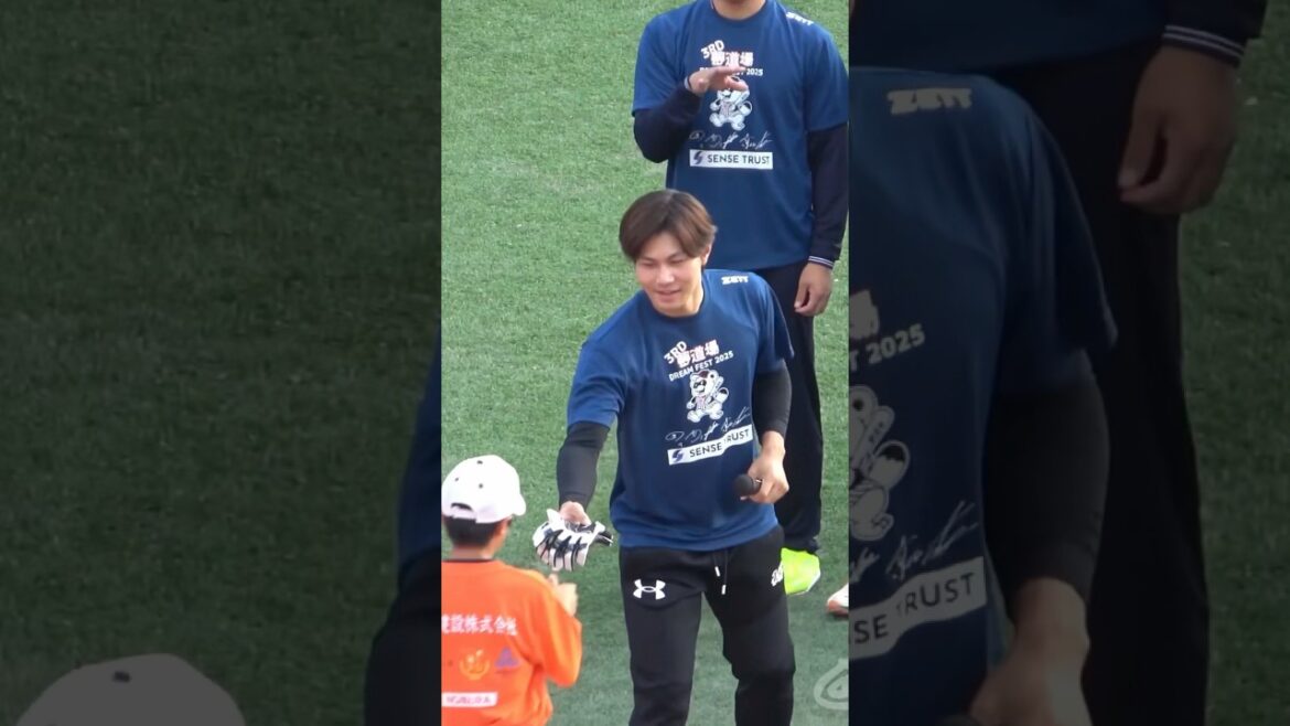 誕生日の少年に手袋をあげる藤原恭大！！